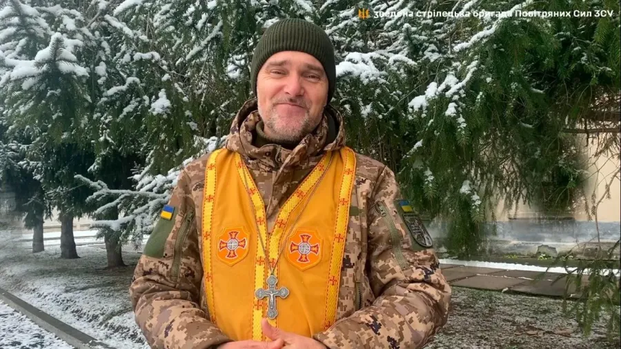 За часів повномасштабного вторгнення росіян отець Юрій повернувся до лав війська