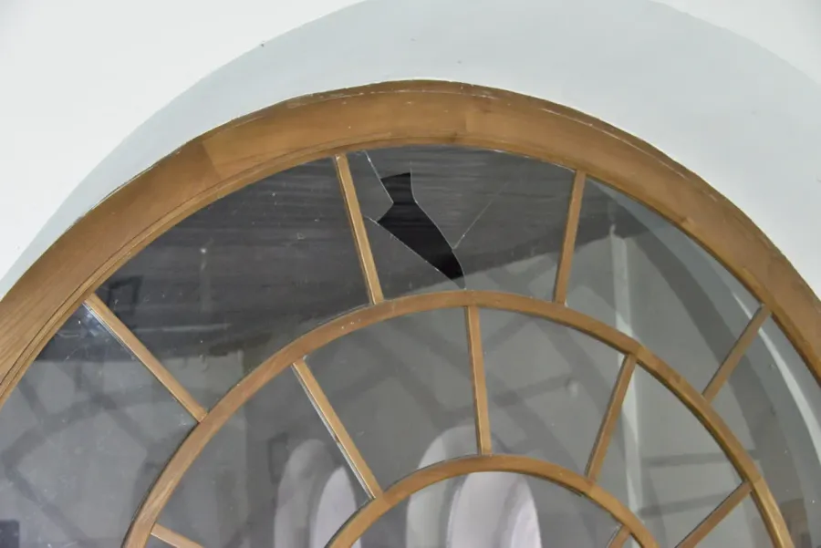 Вибуховою хвилею вибито частину вікон і дверей. Фото: Інтерфакс Україна