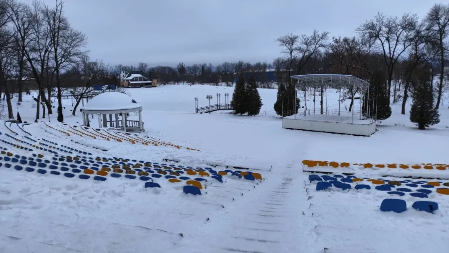 У парку імені Івана Франка пошкодили крісла. Фото: Калуська міська рада