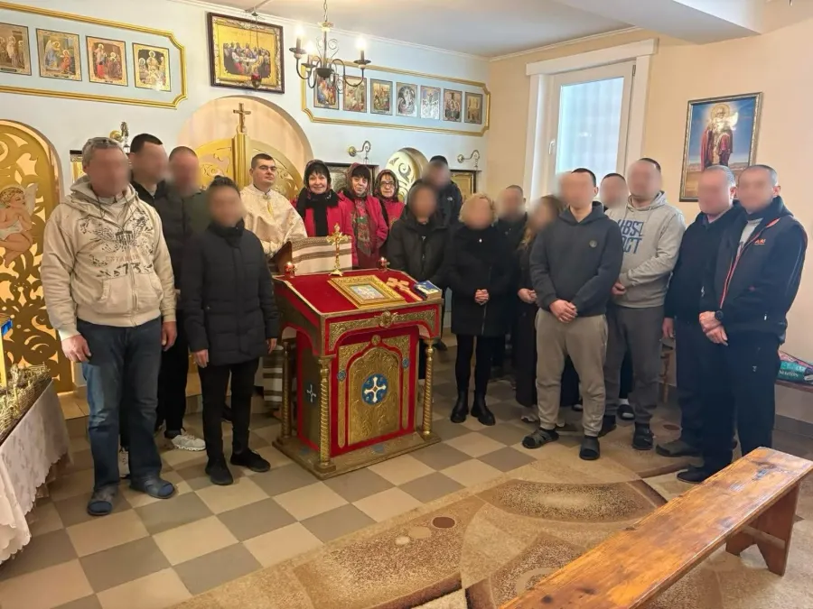 Для людей, відірваних від родин і звичного життя, звуки рідної коляди стали духовною опорою