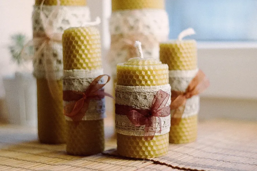 Ілюстроване фото. Учасники майстеркласу створюватимуть свічки власноруч