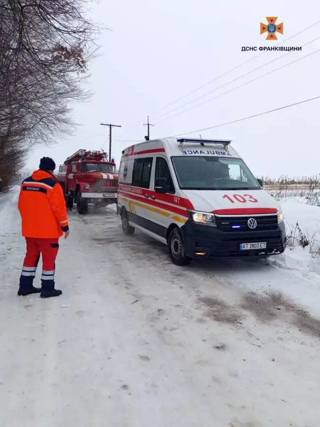 Рятувальники відбуксирували автомобіль швидкої медичної допомоги