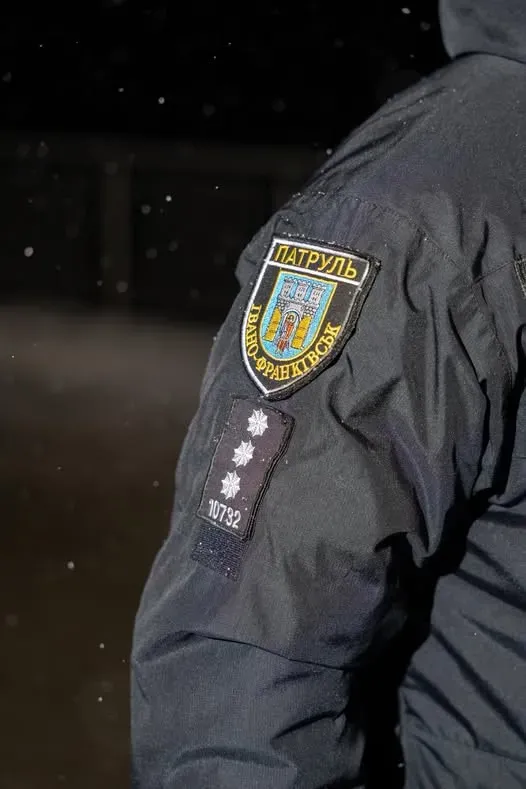 Ілюстроване фото. Патрульні склали на мотоцикліста адміністративні матеріали