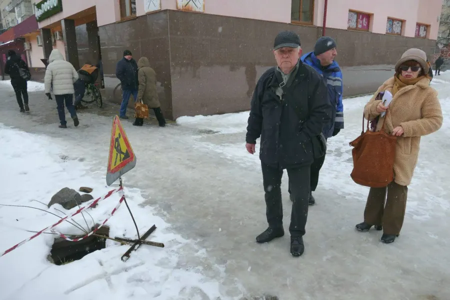 На вулиці Богдана Хмельницького виявили відкритий колодязь. Фото: Калуська міська рада