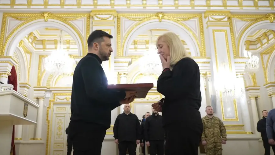 Зеленський вручає посмертний орден "Золота Зірка" матері Героя України Максима Ємця. Фото: скрін з відео ОПУ