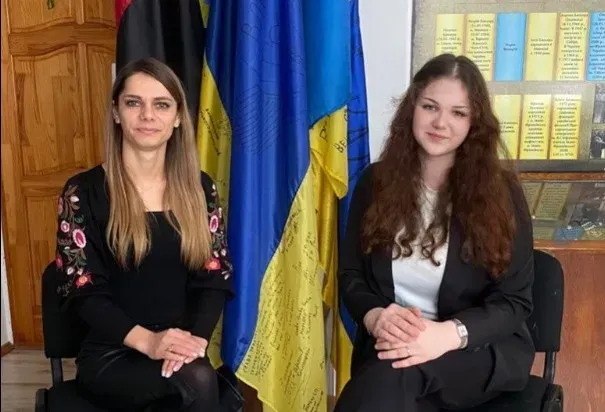 Кароліну Годорак підготувала до олімпіади вчителька історії та правознавства Ірина Федоляк