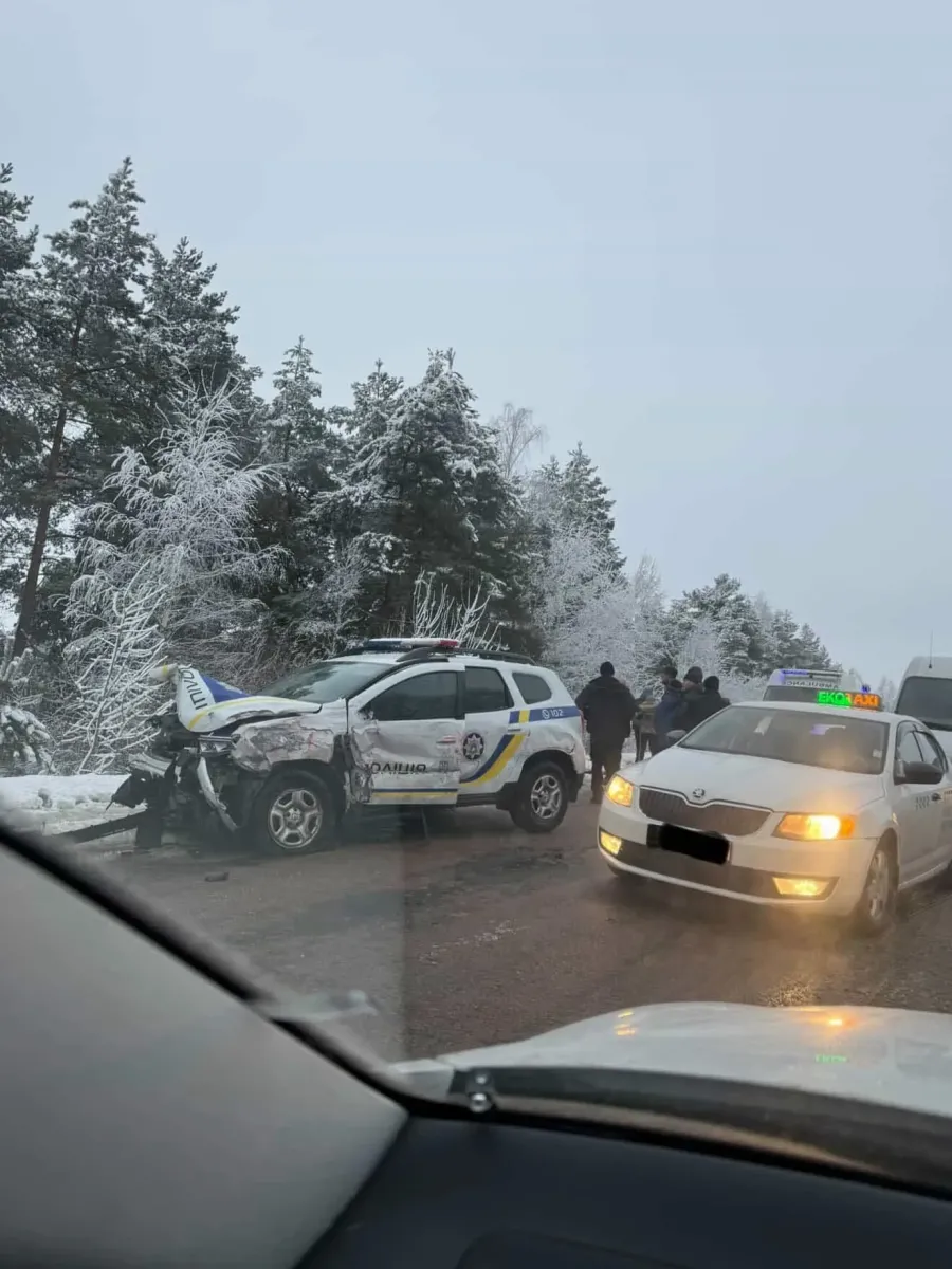 Наразі встановлюються всі обставини та причини дорожньо-транспортної пригоди