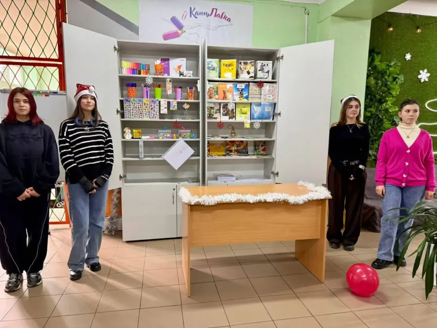 У шкільній крамничці продають зошити, блокноти, ручки, олівці тощо