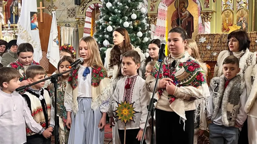 Цьогоріч у Хотіні колядували молодіжні спільноти Калуського деканату УГКЦ. Фото: Оксана Ляхович