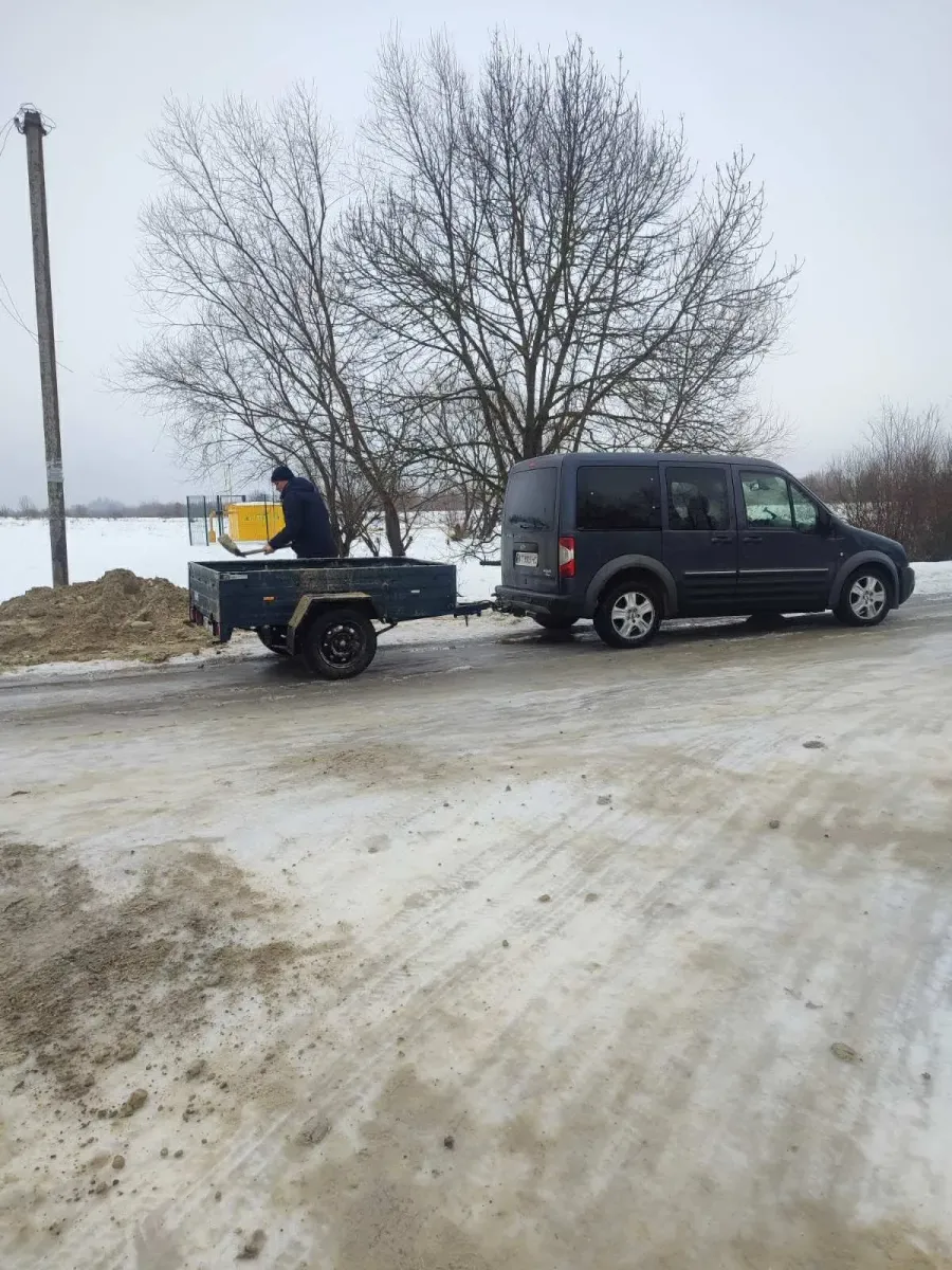 Староста на автівці та причепі розвозить протиожеледну суміш. Фото: Василь Тимчишин