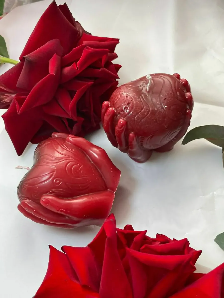 Свічки у формі серця з руками купують найчастіше. Фото: Іванна Коцан