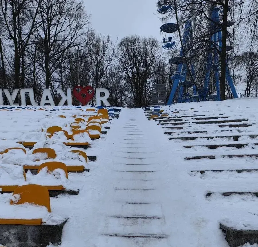 Значна частина крісел відсутня або поламана. Фото: Калуська міська рада
