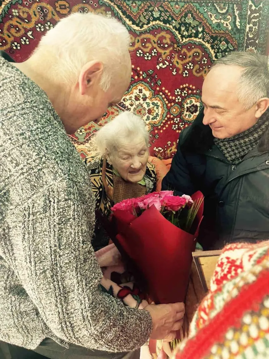 Ювілярці побажали міцного здоров’я і душевного спокою. Фото: Тлумацька міська рада