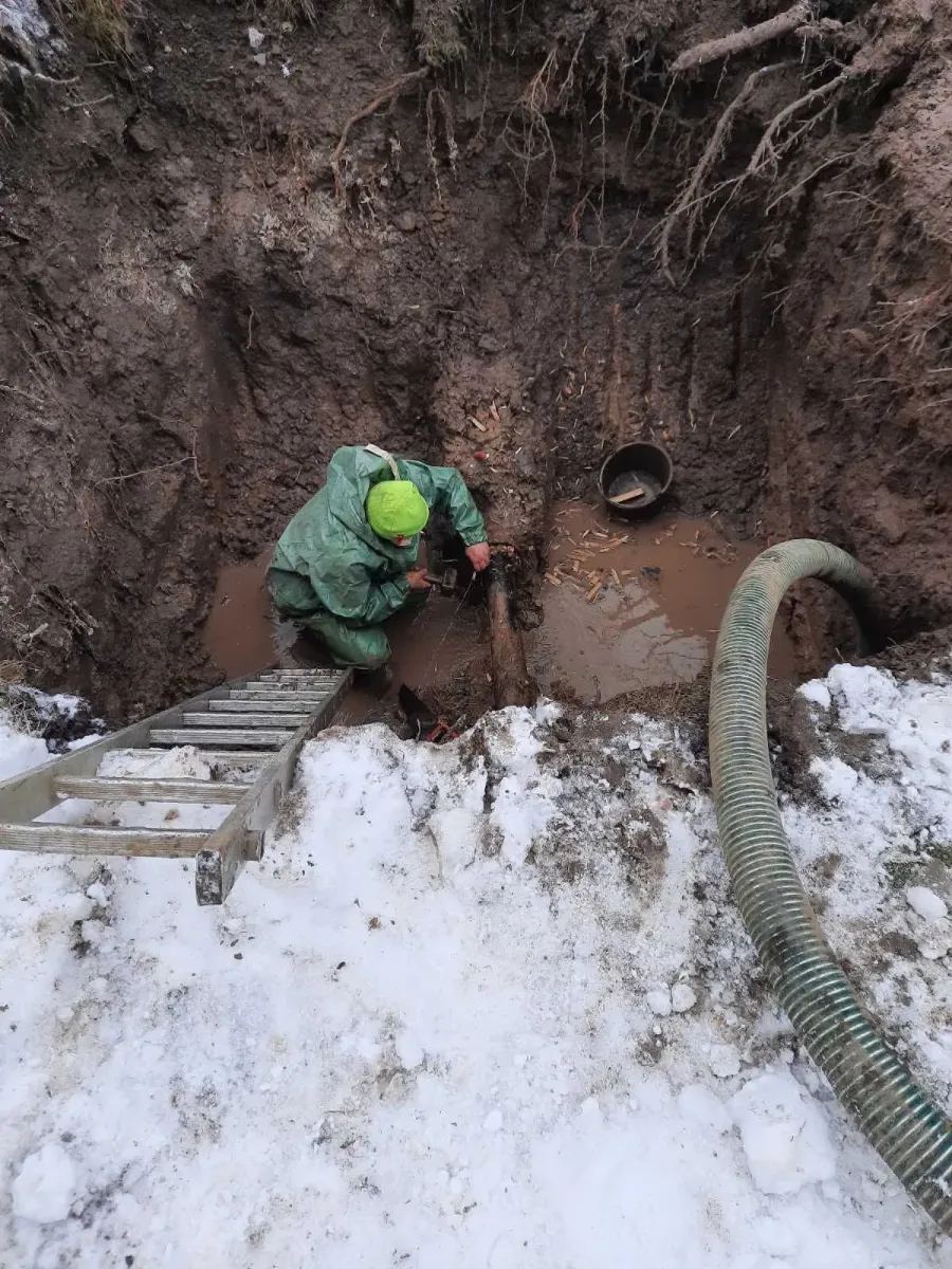 Комунальники провели розкопки у місці витоку води. Фото: Калуська міська рада