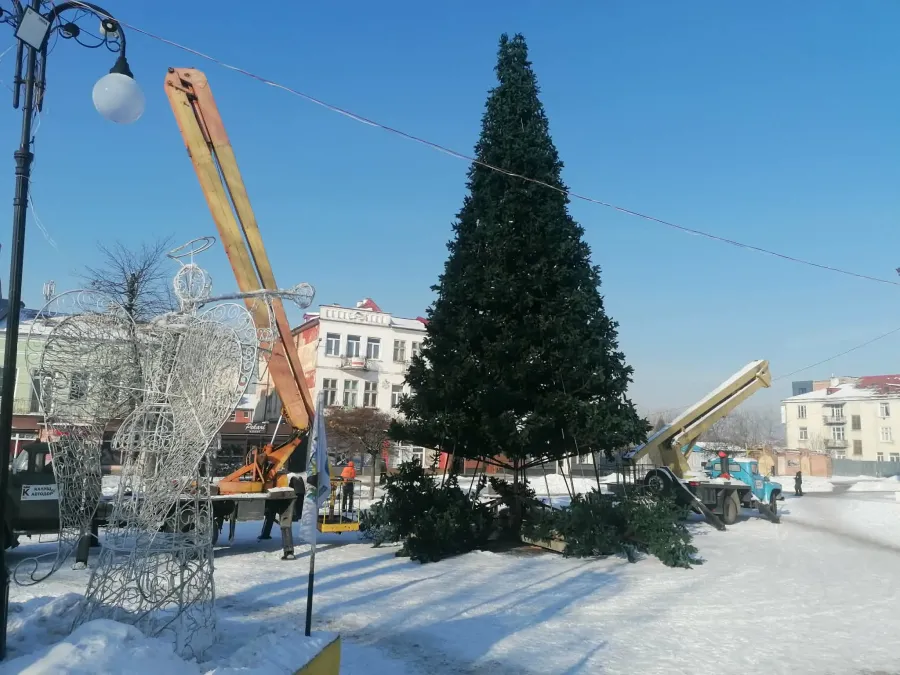 Раніше ялинку не розбирали через сильний мороз. Фото: "Вікна"
