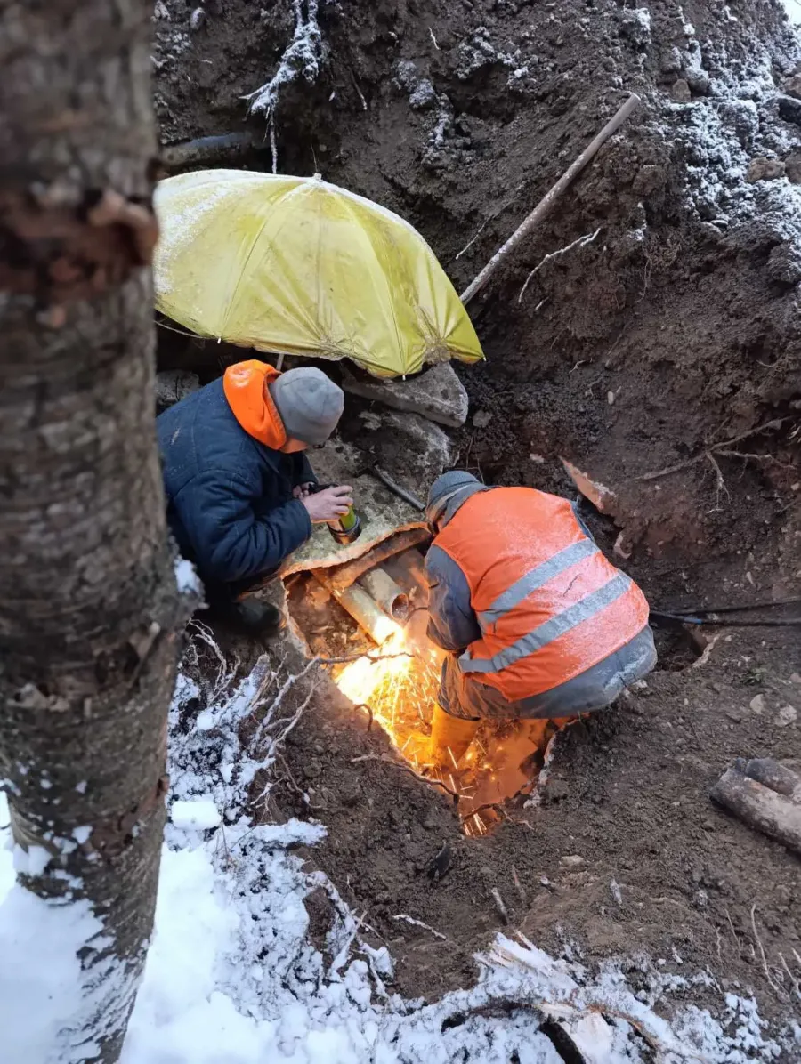 Ілюстроване фото. Працівники вираховують місце пориву перед тим, як починати розкопки для його ліквідації. Фото: "Калуська енергетична компанія"