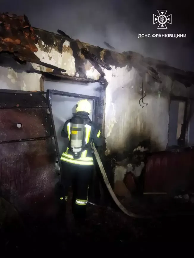 Будинок повністю вигорів. Фото: Головне управління ДСНС в Івано-Франківській області