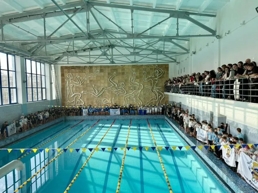 Учасники долають дистанції 50 та 100 метрів у різних стилях