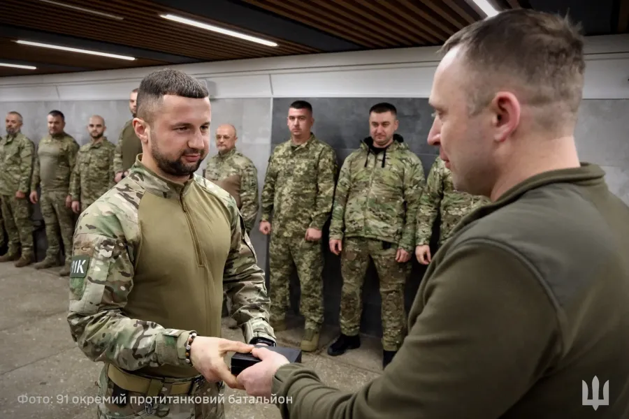 Святослав Брецко отримує нагороду з рук Михайла Драпатого. Фото: 91 окремий протитанковий батальйон