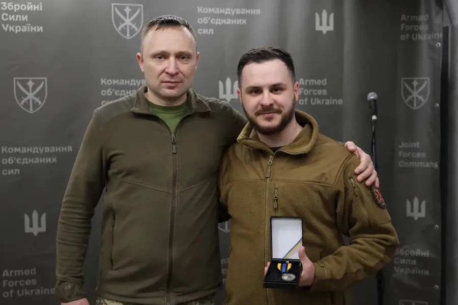 29-річний Едуард Дудкін служить начальником медичного пункту