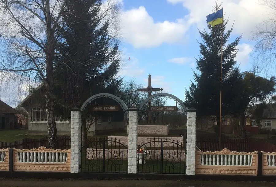 Символічна могила у Студінці. Фото: Oleh z Kalusha/Вікіпедія