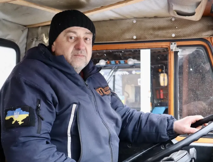 Водії розчищають і посипають дороги за визначеним маршрутом. Фото: Богдан Станіславський