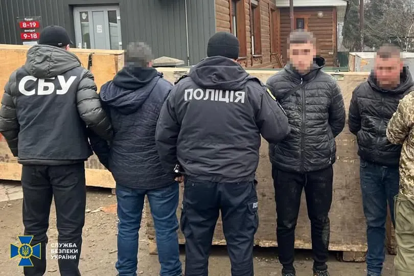 Підозрюваним загрожує до дев'яти років позбавлення волі з конфіскацією майна