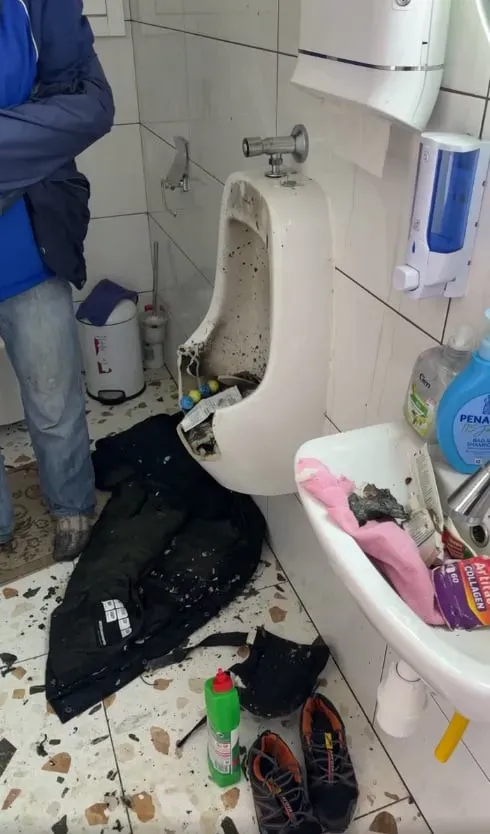 45-річний мешканець Голиня розтрощив вбиральню у кімнаті смутку. Фото: скріншот з відео Івана Мазурика