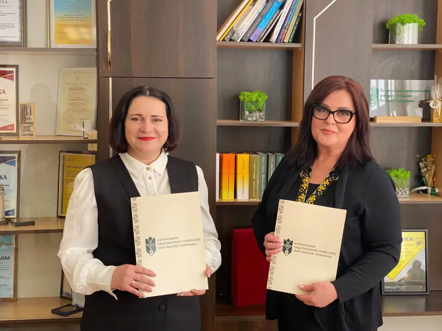 Договір підписали Валентина Якубів та Оксана Табачук