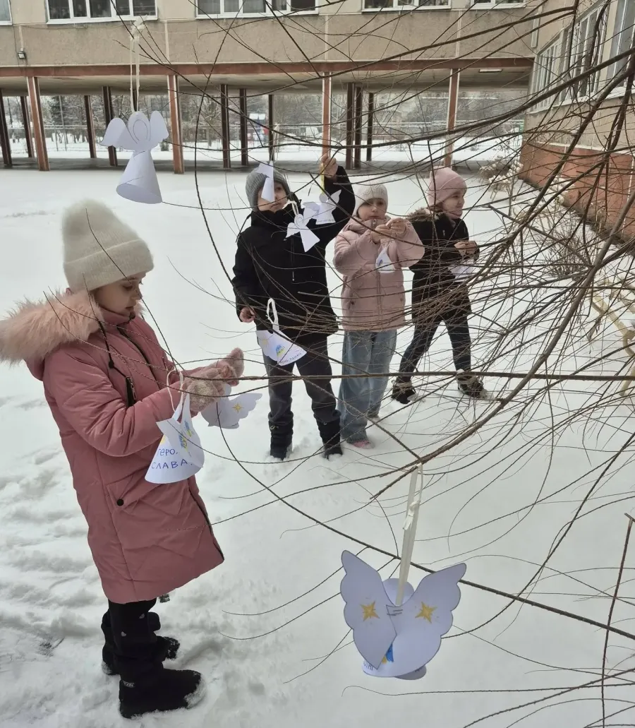 У ліцеї відбувся флешмоб "Ангели пам’яті — Герої не вмирають". Фото: Калуський ліцей №10