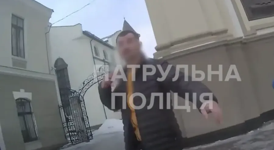 Чоловіка передали медикам для надання допомоги