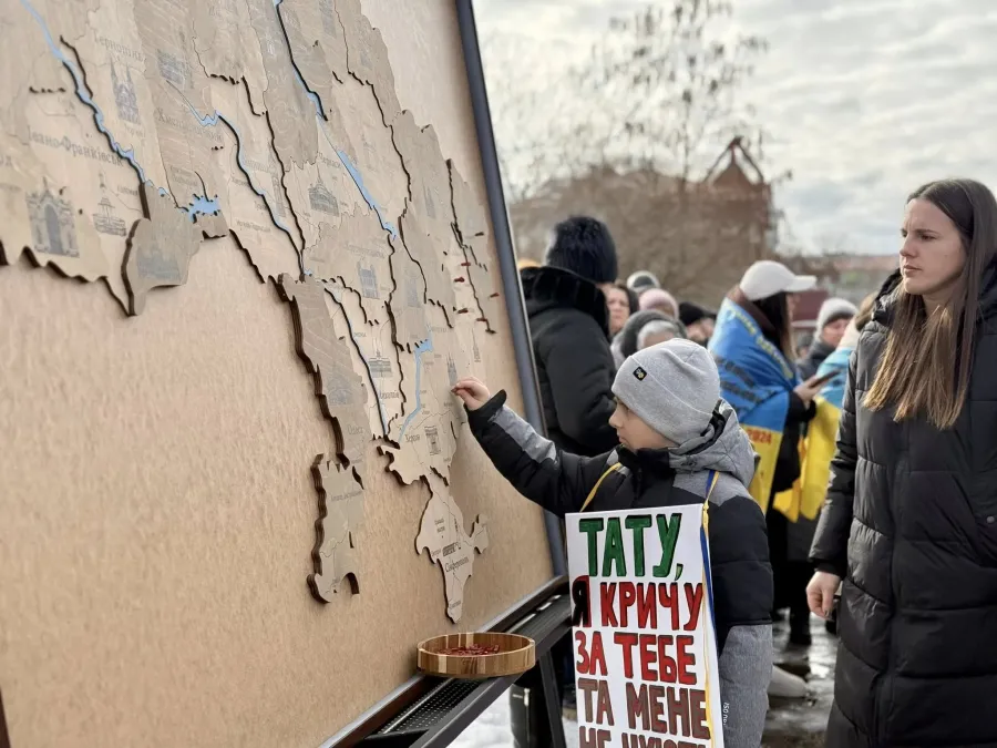 Символічну картку встановили на Алеї Віри та Надії. Фото: Калуська міська рада