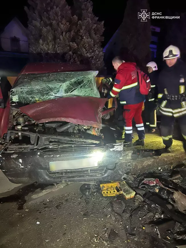Постраждалих передали медикам "швидкої". Фото: ГУ ДСНС в Івано-Франківській області