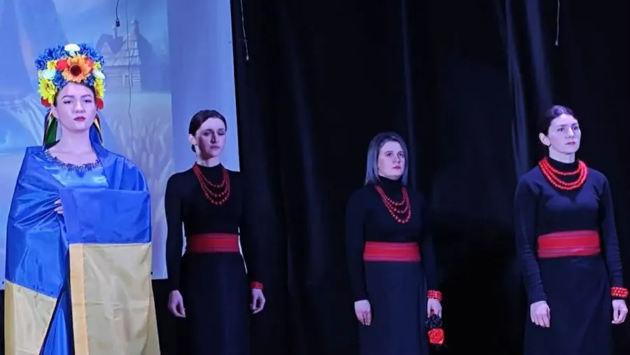 Актори-аматори відтворили постановку про історію України. Фото: Надія Пукіш