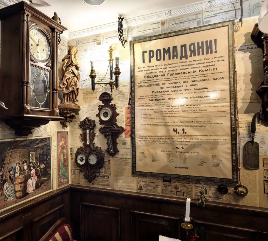 Плакат про вибори у Калуші на стіні ресторану "Шпиндель". Фото: Михайло Зінько