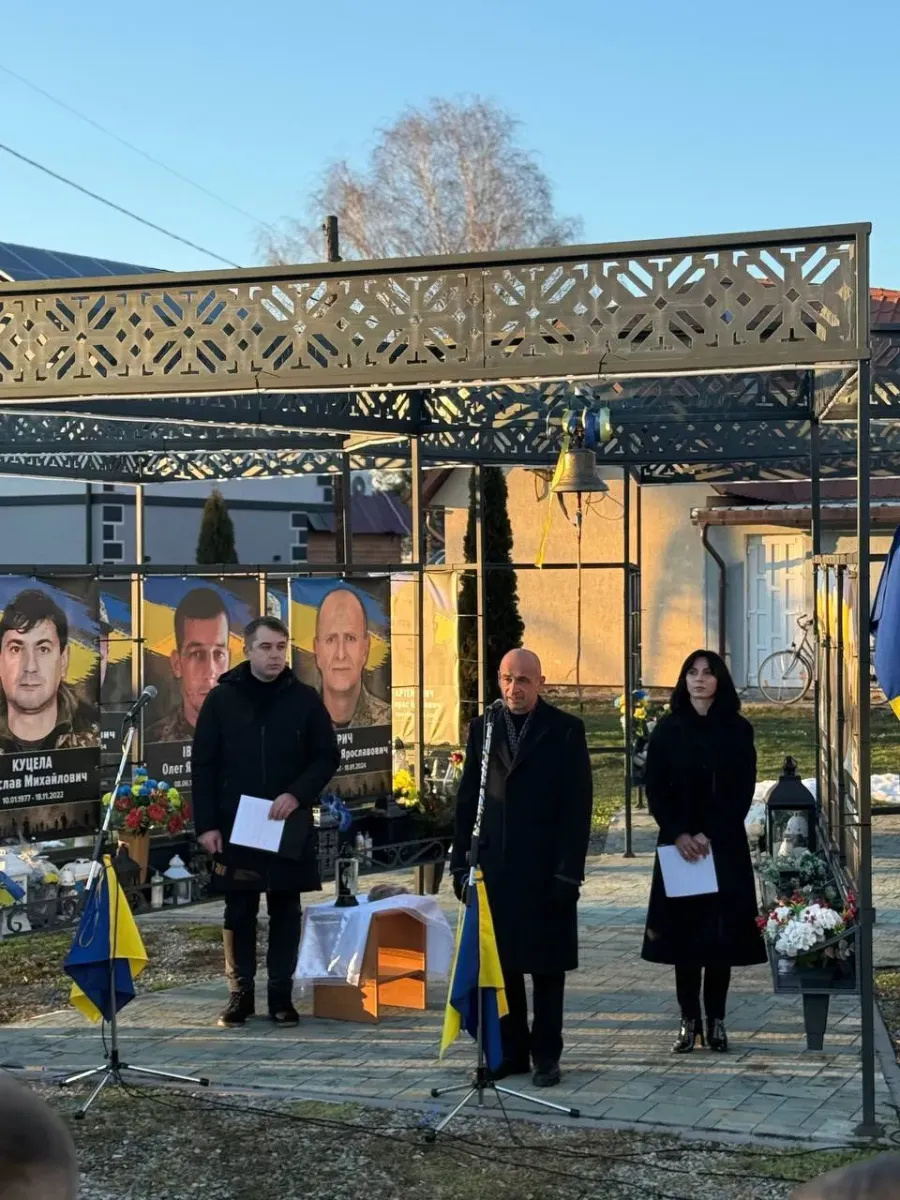 У дзвін бив військовий Василь Гладенький. Фото: парафія Покрови Пресвятої Богородиці села Голинь