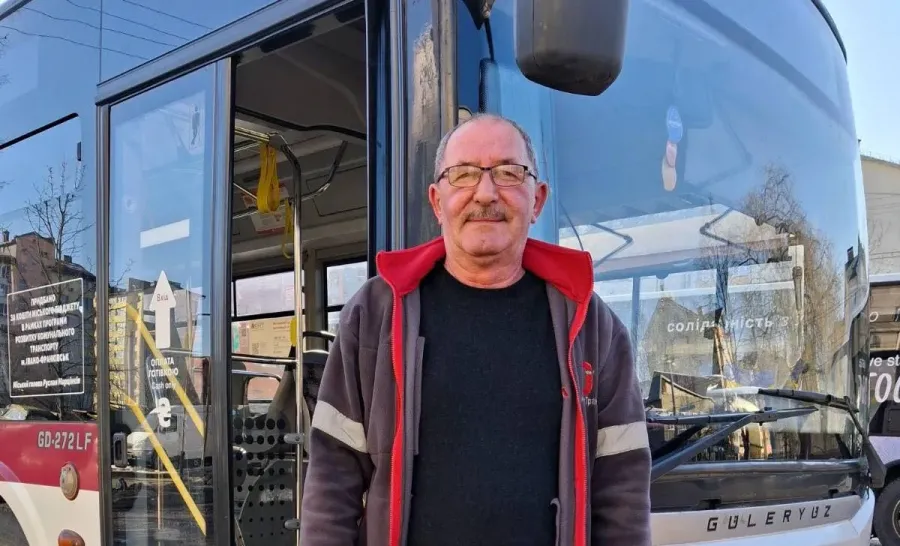 Водій Євген Мулик змінив маршрут, щоб доставити жінку в поліклініку. Фото: Руслан Марцінків/Фейсбук