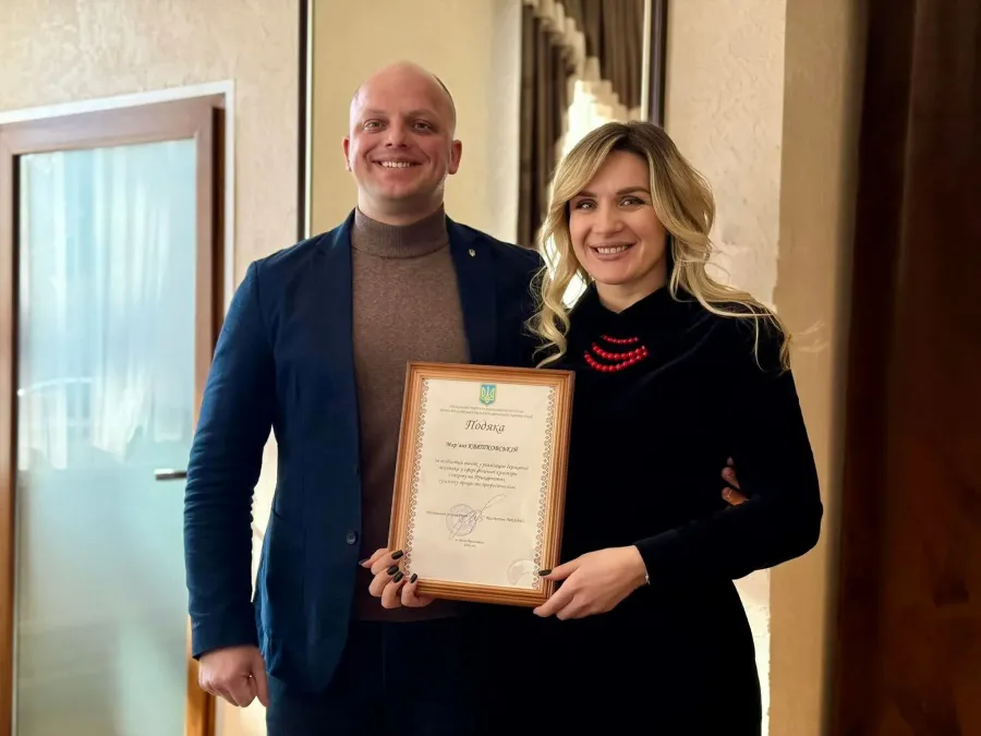 Нагороду отримує директорка Калуської ДЮСШ Мар'яна Квятковська. Фото: Калуська міська рада