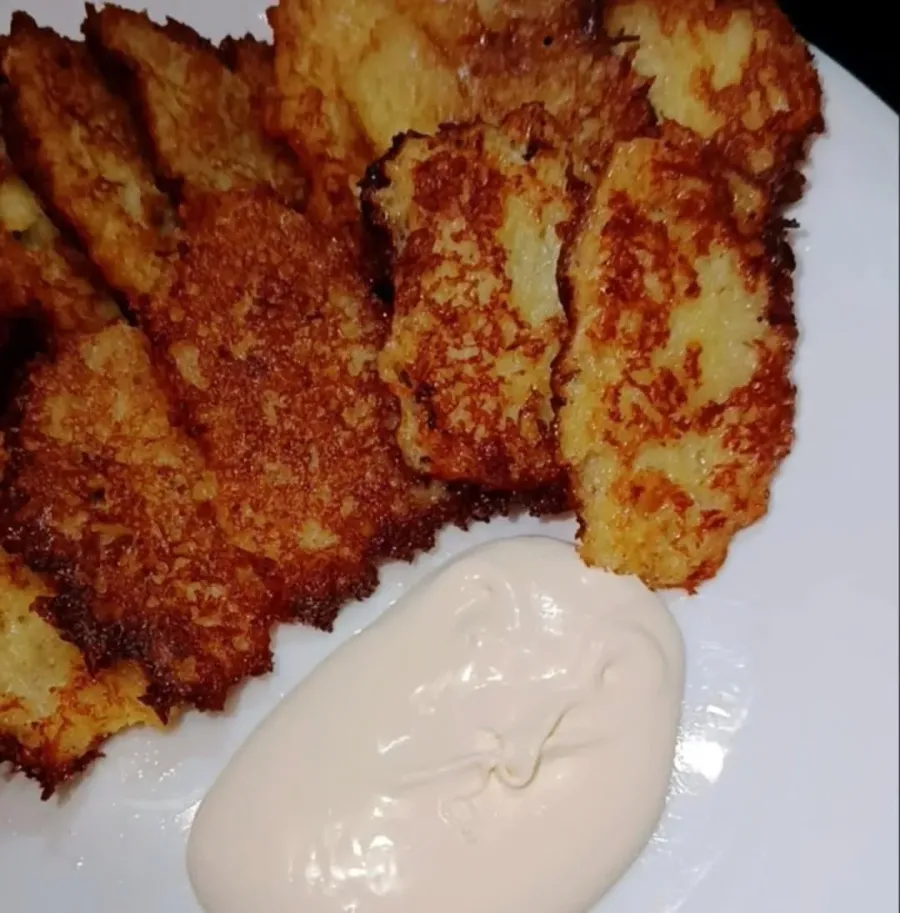 Драники, деруни, терті пляцки, тертюхи, кремзлики. Проста страва з тертої картоплі смажена на пательні