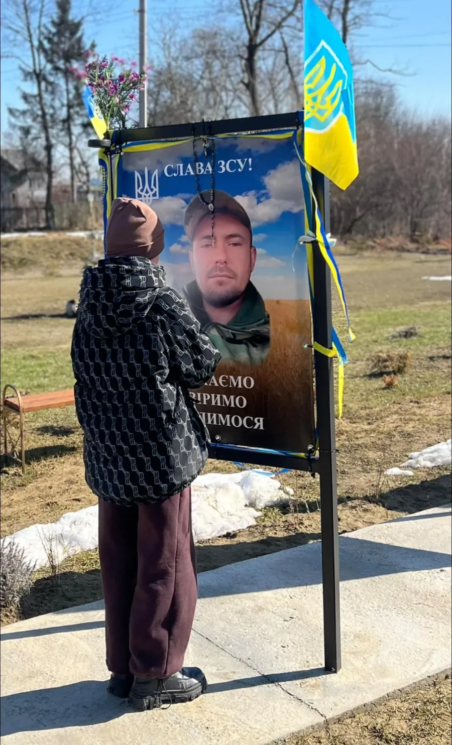 На Алеї віри і надії розмістили 11 портретів зниклих безвісти односельців. Фото: Оксана Савчук