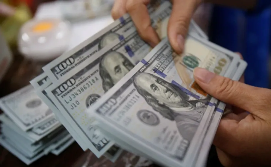 Ілюстроване фото. Передача коштів відбулася на автозаправці в Хмельницькому