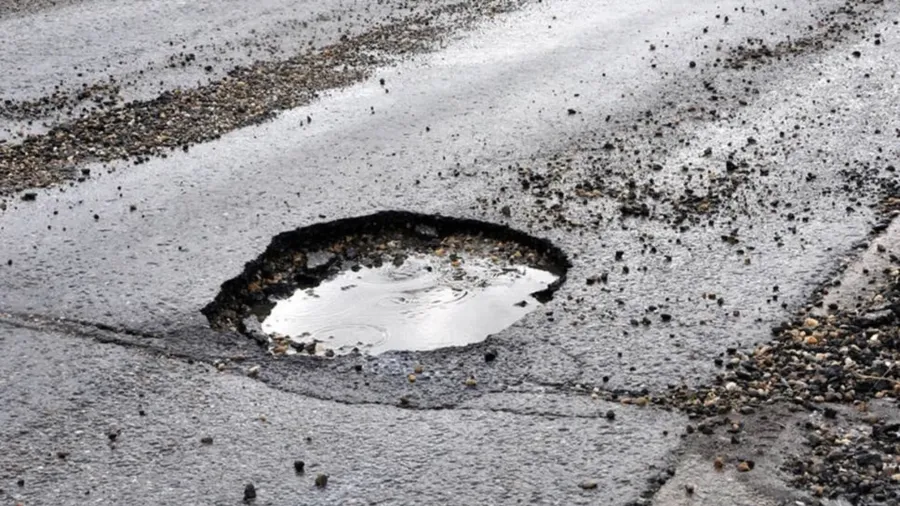 Калушанка вимагає від влади термінового ремонту розбитих доріг після зими