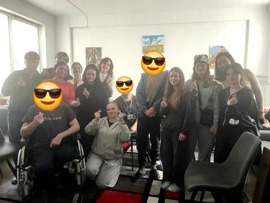 Учні вирішили урізноманітнити будні військових у лікарняних палатах. Фото: Калуський ліцей №5