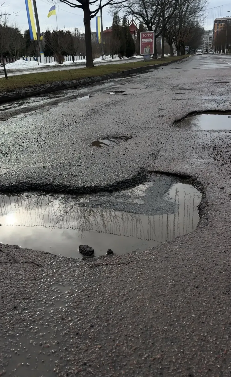 Ями на дорогах Калуської громади залатають гарячим асфальтом. Фото: «Вікна»