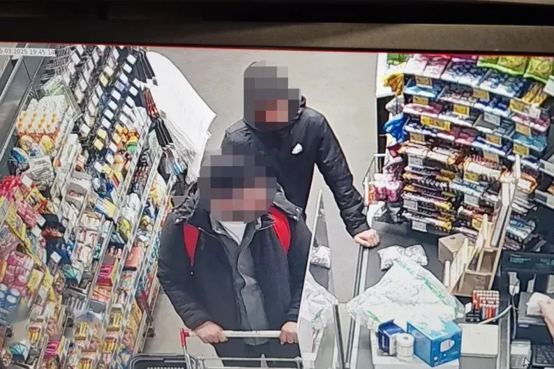 Підлітки з Івано-Франківська купують матеріали для виготовлення вибухівки в одному з магазинів. Фото: Марія Римар