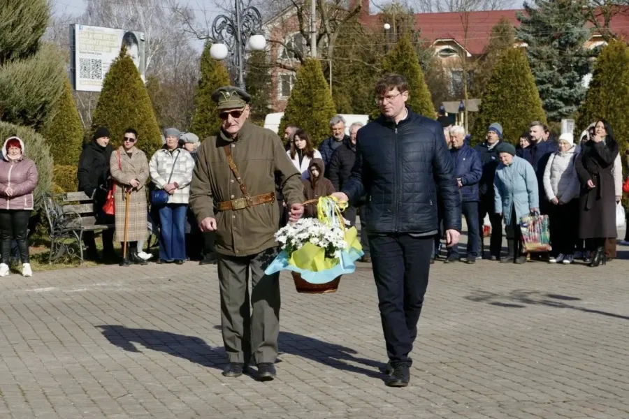 До пам’ятника Роману Шухевичу поклали квіти. Фото: Калуська міська рада
