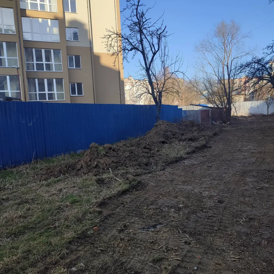 Забудовник зобов’язаний привести територію до належного стану. Фото: Наталія Розгон
