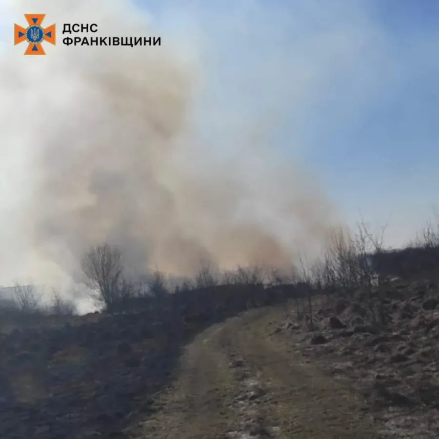  На відкритій території, де виникла пожежа сухої трави, виявлено тіло жінки 1940 року народження