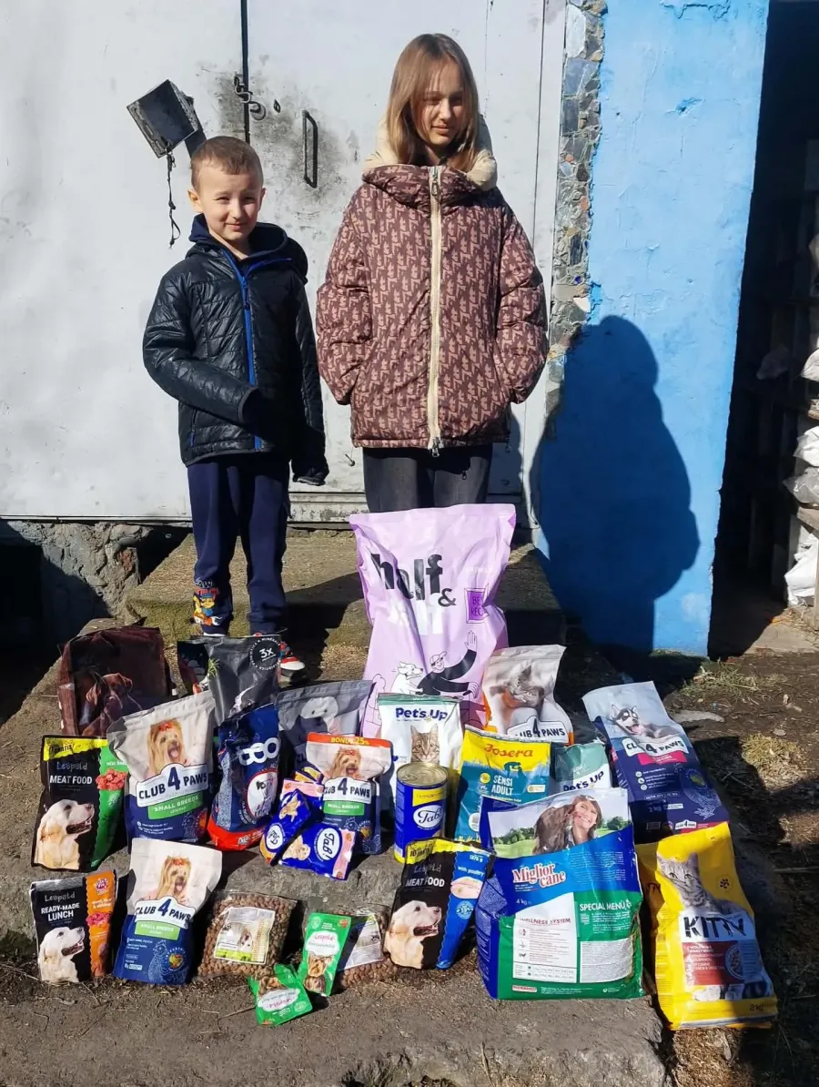 Діти приїхали не з порожніми руками, а з гостинцями та смаколиками для чотирилапих хвостиків