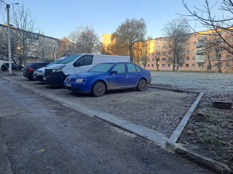 Раніше у Калуші заїзні кишені асфальтували, а в останні роки почали робити зі щебеневим покриттям. Фото: Калуська міська рада